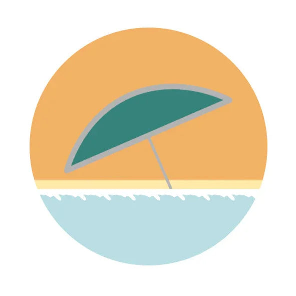 Parasol sur du sable, avec la mer et un ciel de couleur orangée comme un coucher de soleil