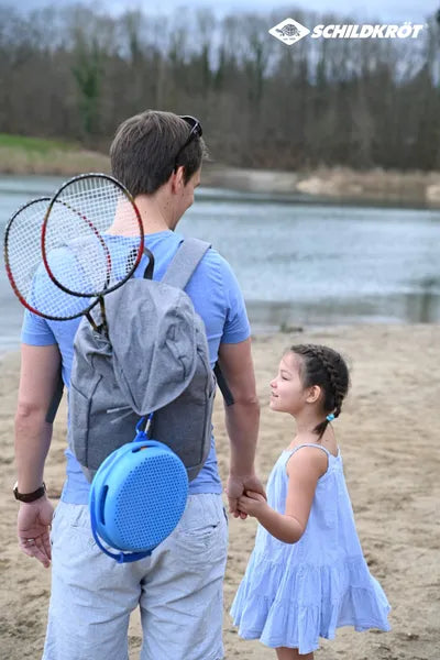 Jeu de pêche magnétique de Schildkröt – vue du jeu transporté sur un sac par un homme