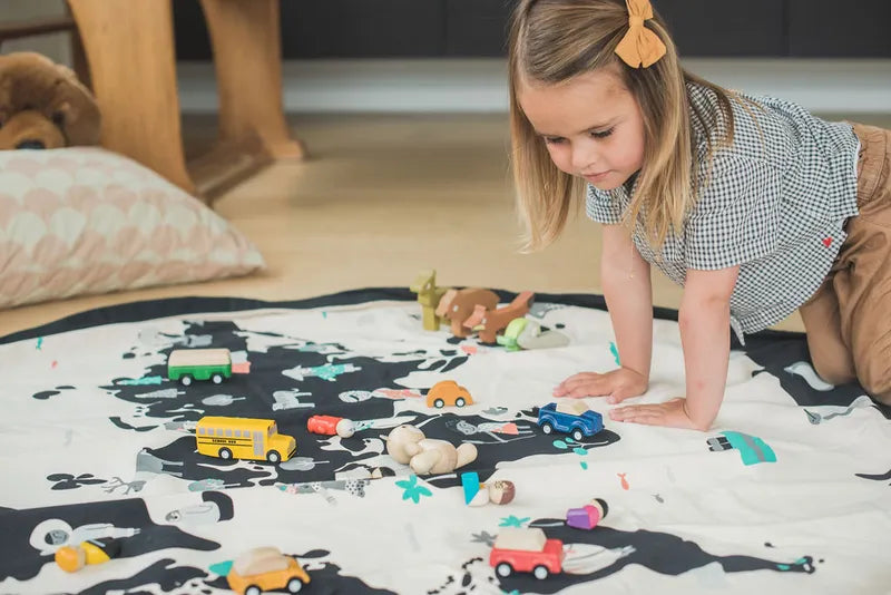 Sac de rangement et tapis de jeu Play and Go – motif monde - gros plan sur un enfant qui joue sur le tapis