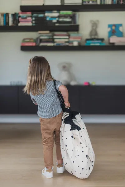 Sac de rangement et tapis de jeu Play and Go – vue du sac de rangement porté à l’épaule par un enfant