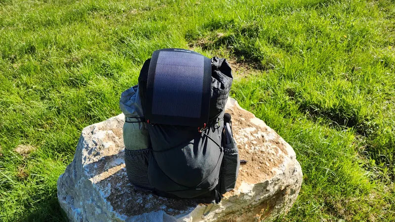 Panneau solaire ultralégers et compact de Sunslice - mise en situation du 6W sur un sac à dos
