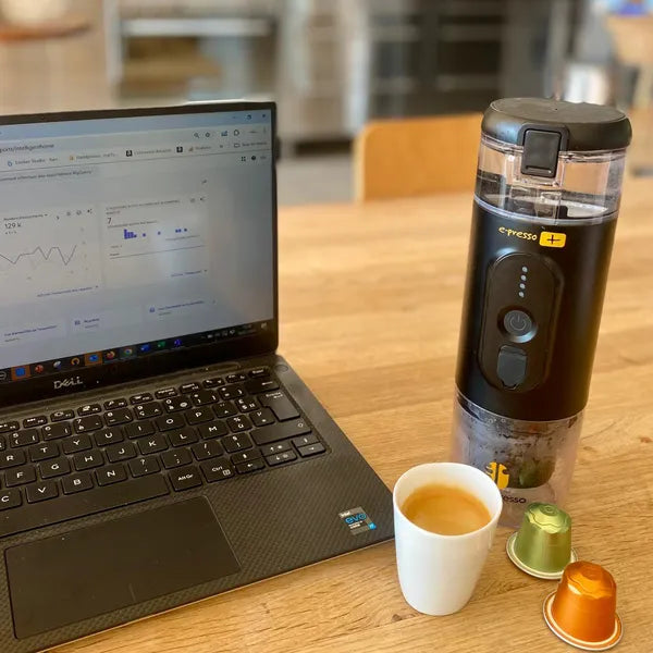 Handpresso E-Presso - Mise en situation de l'appareil à côté d'un PC portable avec une tasse à café