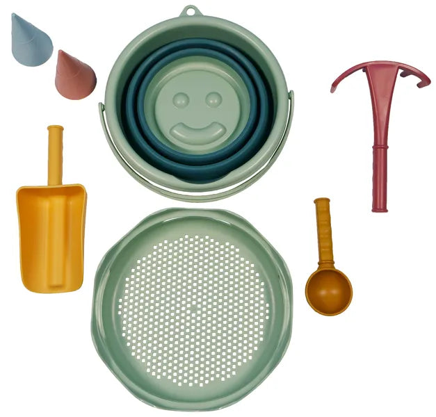 Set de jouets de sable 7-en-1 Schildkröt en version verte - vue d'en haut du seau plié, pelle, cuillère, râteau, tamis et moules.