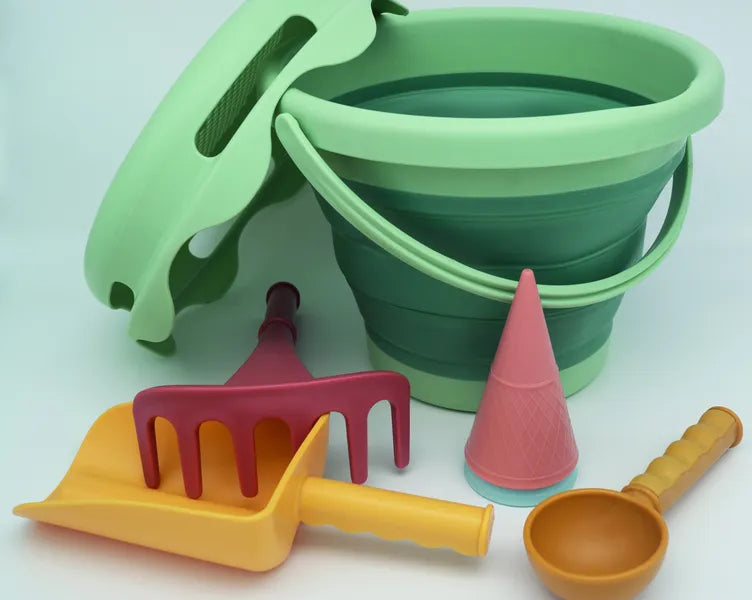 Set de jouets de sable 7-en-1 Schildkröt en version verte - vue du seau déplié, pelle, cuillère, râteau, tamis et moules.