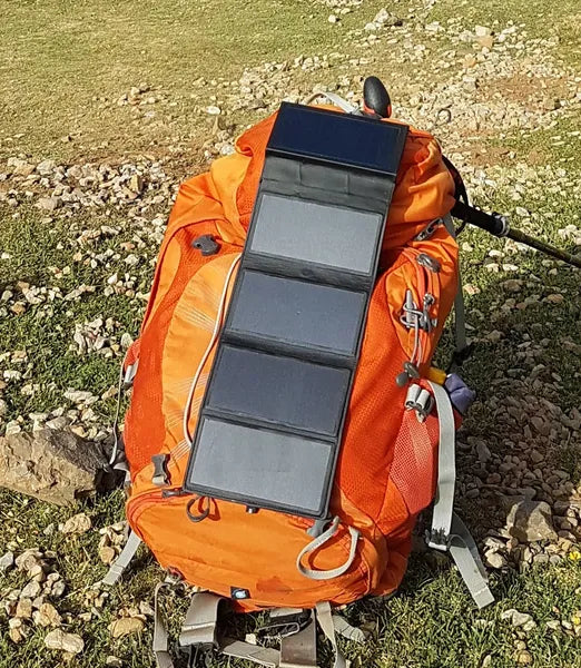 Electron, batterie solaire portable de Sunslice - vue déplié sur un sac à dos dans la nature