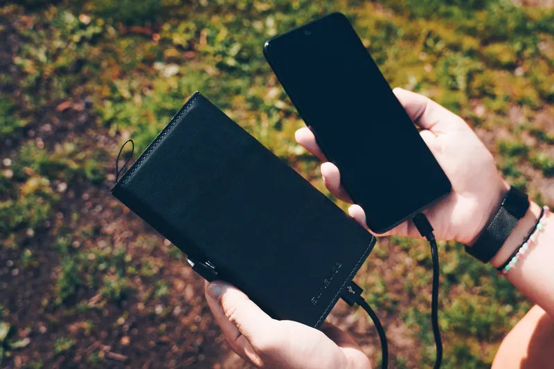 Electron, batterie solaire portable de Sunslice - vue plié qui recharge un smartphone