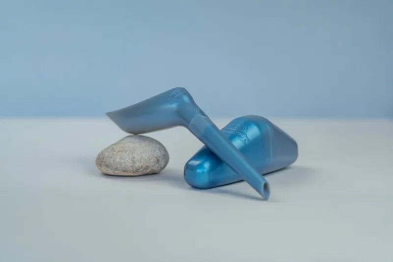 Le pisse-debout bleu nacré : présenté monté en sur sa boite