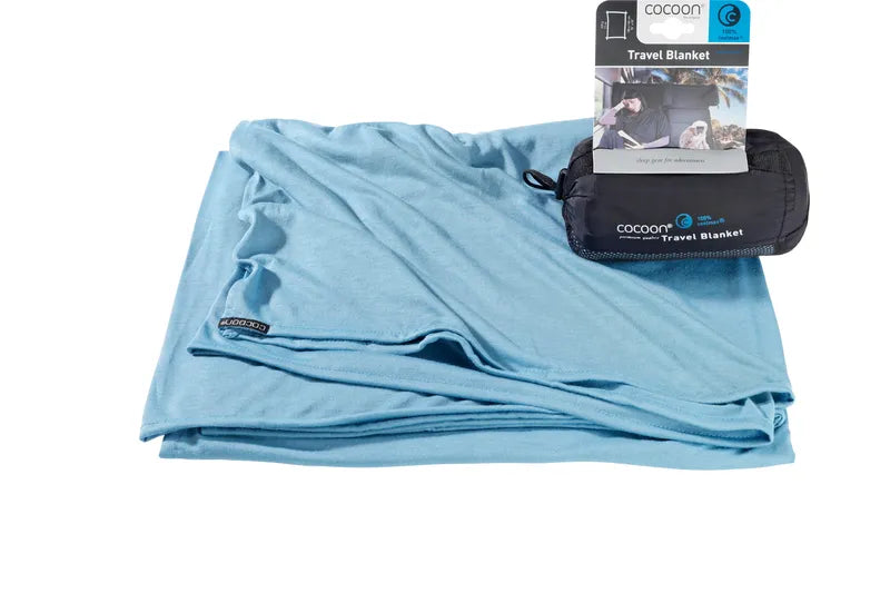Couverture ultralégère Cocoon - bleu - vue de la couverture pliée avec son sac de rangement dessus