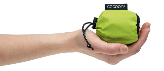 Corde à linge de voyage de Cocoon - Vue du sac de rangement posé dans une main