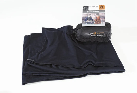 Couverture de voyage en laine et soie – bleu marine – vue de la couverture pliée, avec son sac de rangement posé dessus.