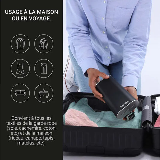 Défroisseur pliable Steamone - noir - Mise en situation : posé dans valise avec indications : usage à la maison et en voyage et convient à tous les textiles de la garde-robe (soie, coton, cachemire, coton, etc) et de ka maison (rideau, canapé, tapis, matelas, etc)