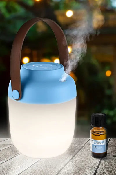 Diffuseur d’huiles essentielles et lanterne portable – mise en situation avec le système de diffusion actif et l'huile essentielle fournie