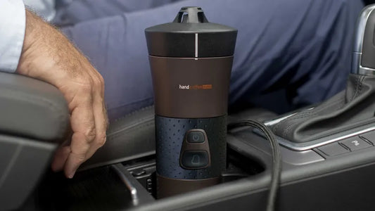 Handcoffee Auto 12V de Handpresso – Vue de la machine dans une voiture à coté du conducteur