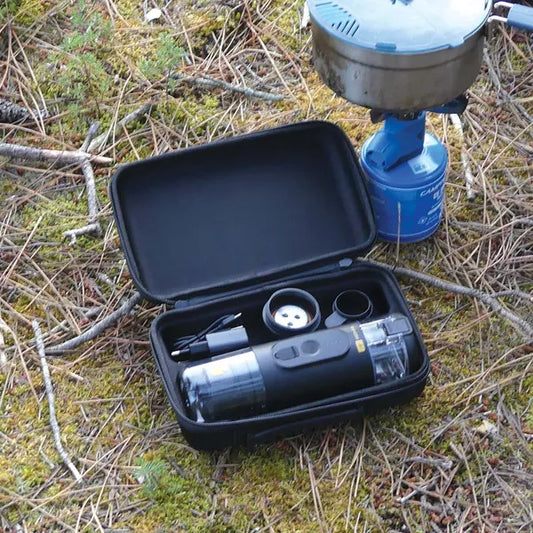 Machine à expresso portable Set E-Presso plus de Handpresso - vue dans la valisette des éléments suivants :
1 machine Handpresso E-Presso+
1 adaptateur pour café moulu
1 câble USB-A vers USB-C
1 chargeur secteur 100-240V
1 tasse