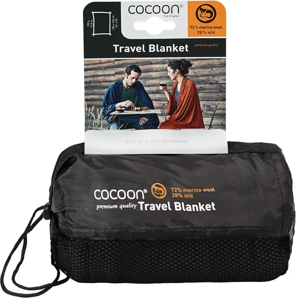 Couverture de voyage en laine et soie – bleu marine – vue de la couverture dans son sac de rangement
