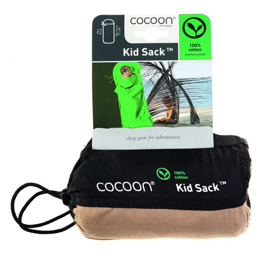 Housse de voyage en flanelle pour enfant de Cocoon - couleur kaki - vue de la housse dans son sac de rangement avec étiquette de présentation