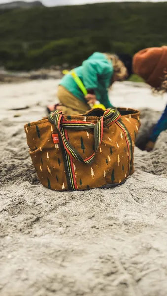 Seau waterproof avec dessins de Roadtyping - mise en situation à la plage