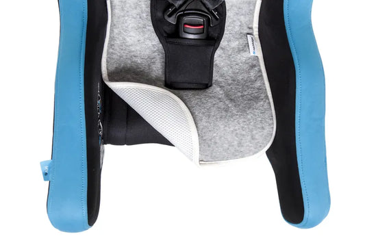 Insert de confort pour le siège auto HyFive – Été et hiver de Nachfolger - vue en gros plan insert à moitié retourné dans le siège auto HyFive