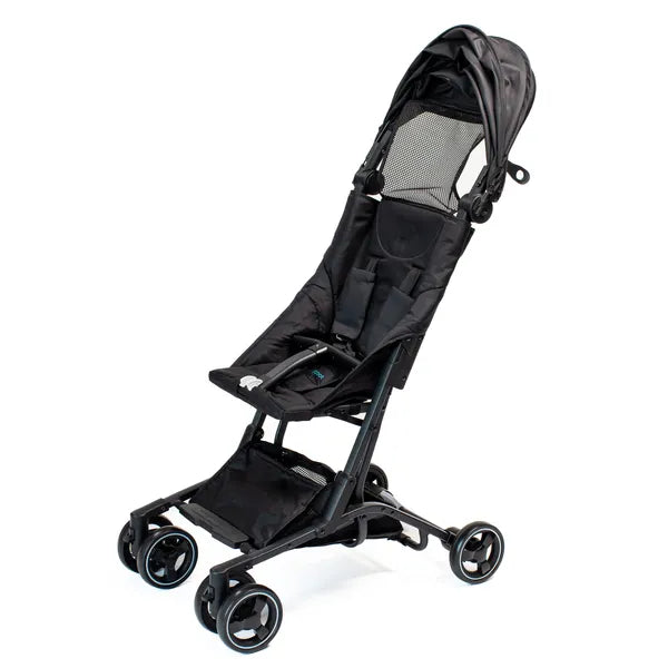 Poussette de voyage Urban Kanga noire- vue de biais avec le pare-soleil plié