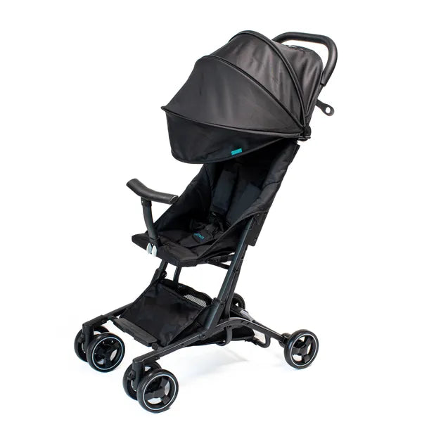Poussette de voyage Urban Kanga noire- vue de biais avec le pare-soleil déplié