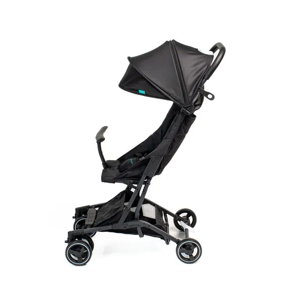 Poussette de voyage Urban Kanga noire- vue de profil avec le pare-soleil à moitié déplié