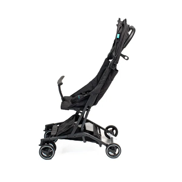 Poussette de voyage Urban Kanga noire- vue de profil avec le pare-soleil plié
