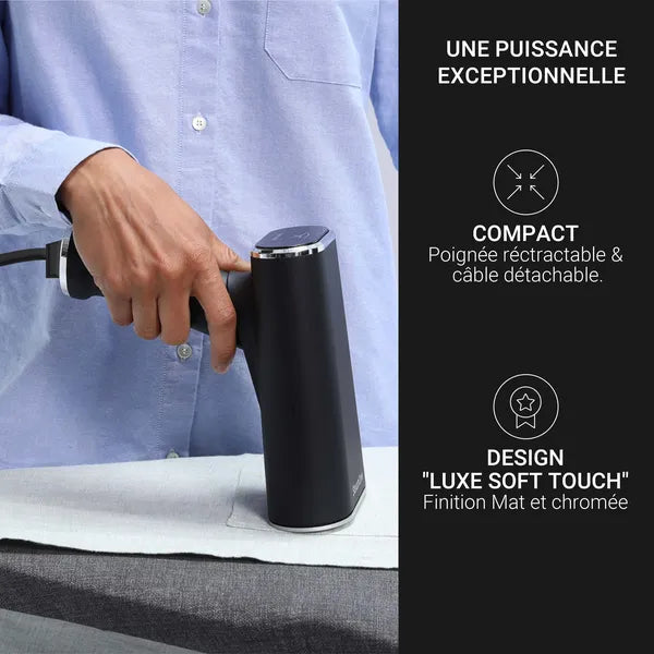 Défroisseur pliable Steamone - noir - mise en situation : vue de profil une main l'utilisant sur une chemise avec indication : une puissance exceptionnelle, compact poignée rétractable et câble détachable, design luxe soft touch finition mat et chromée.