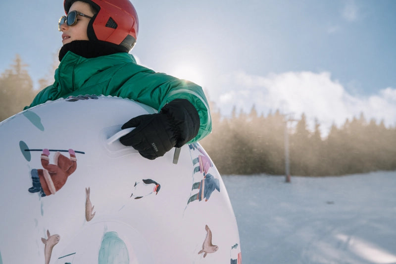 Luge gonflable The Nice Fleet modèle ASPEN - Mise en situation, la luge est tenue par un enfant par une poignée