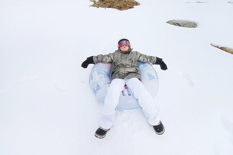 Luge gonflable The Nice Fleet modèle Roquebrune - mise en situation de la luge avec un enfant au repos dessus