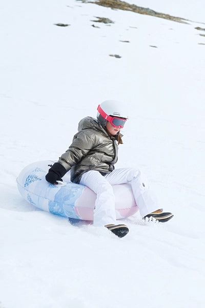 Luge gonflable The Nice Fleet modèle ROCHEBRUNE - mise en situation de la luge glissant sur la neige avec un enfant dessus