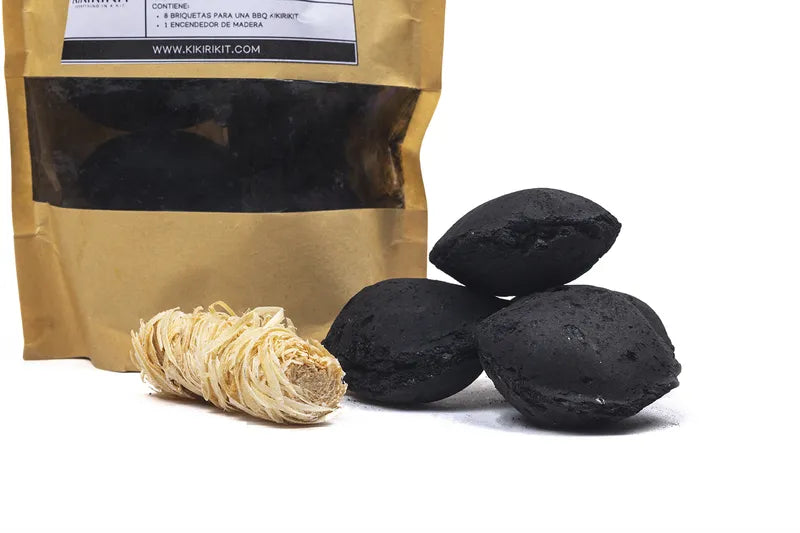 Kit briquette Kikirikit - vue en gros plan des 3 briquettes de charbon de bois et d'une pelote de laine de bois naturelle pour l’allumage