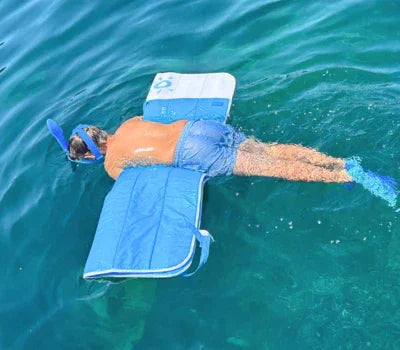 Profiter de l'eau avec le matelas Plouf en dessous des bras
