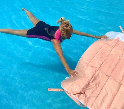 Dame faisant ses exercices avec le matelas Plouf rose