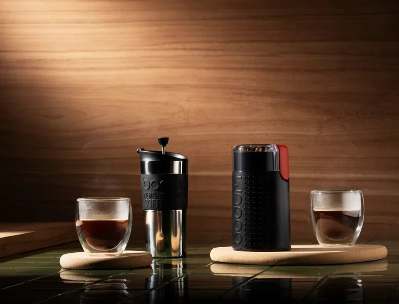 Mug Bodum noir mise en situation avec des articles Bodum