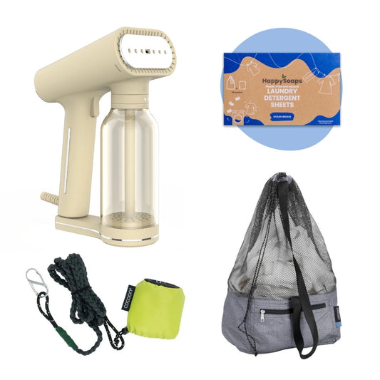 Photo des produits qui composent le pack le linge en voyage, comprenant le défroisseur portatif beige, les feuilles de lessive écologiques pour linge de couleur, la corde à linge de voyage et le sac de plage/sac de linge de voyage.