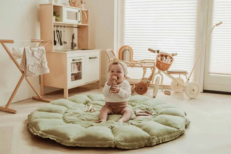 Tapis d’éveil 3-en-1 Bloom de Play and Go – couleur vert prairie – vue du tapis en version tapis de jeu avec un bébé qui y joue
