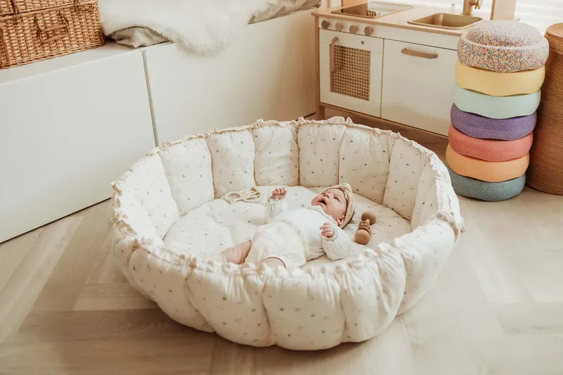 Tapis d’éveil 3-en-1 Bloom de Play and Go – motif lune – vue du tapis en version cocon avec un bébé allongé dedans