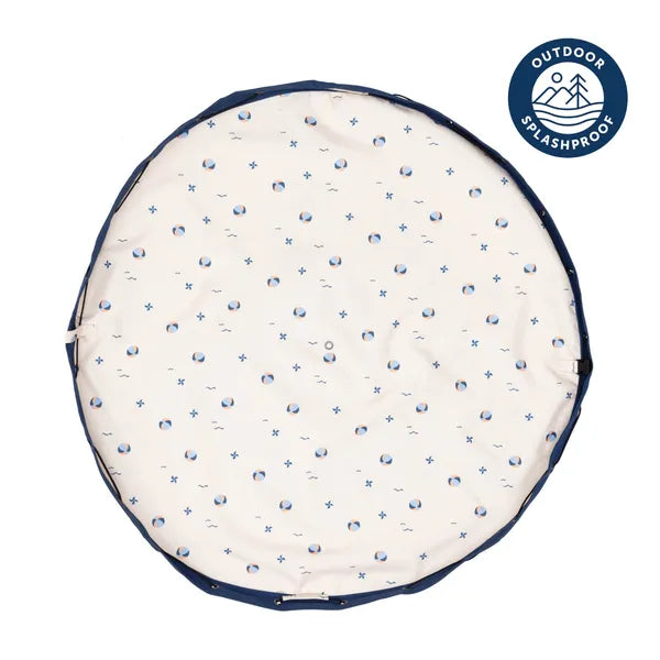Tapis de jeu et sac de rangement d’extérieur Play and Go – motif ballons – vue du sac en version tapis de jeu – écusson “outdoor splashproof” visible sur la photo