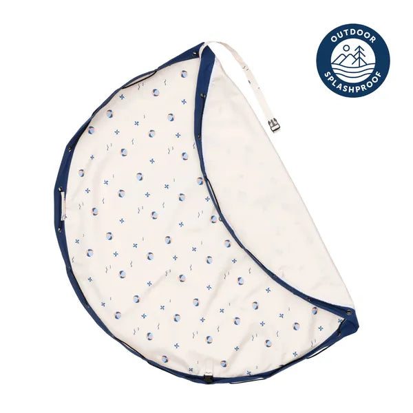 Tapis de jeu et sac de rangement d’extérieur Play and Go – motif ballons – vue du sac en version tapis de jeu avec le rebord légèrement plié – écusson “outdoor splashproof” visible sur la photo