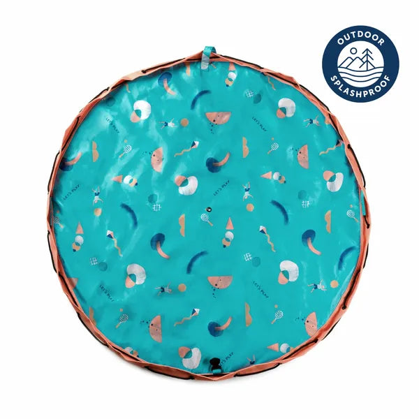 Tapis de jeu et sac de rangement d’extérieur Play and Go – motif jeux – vue du sac en version tapis de jeu – écusson “outdoor splashproof” visible sur la photo