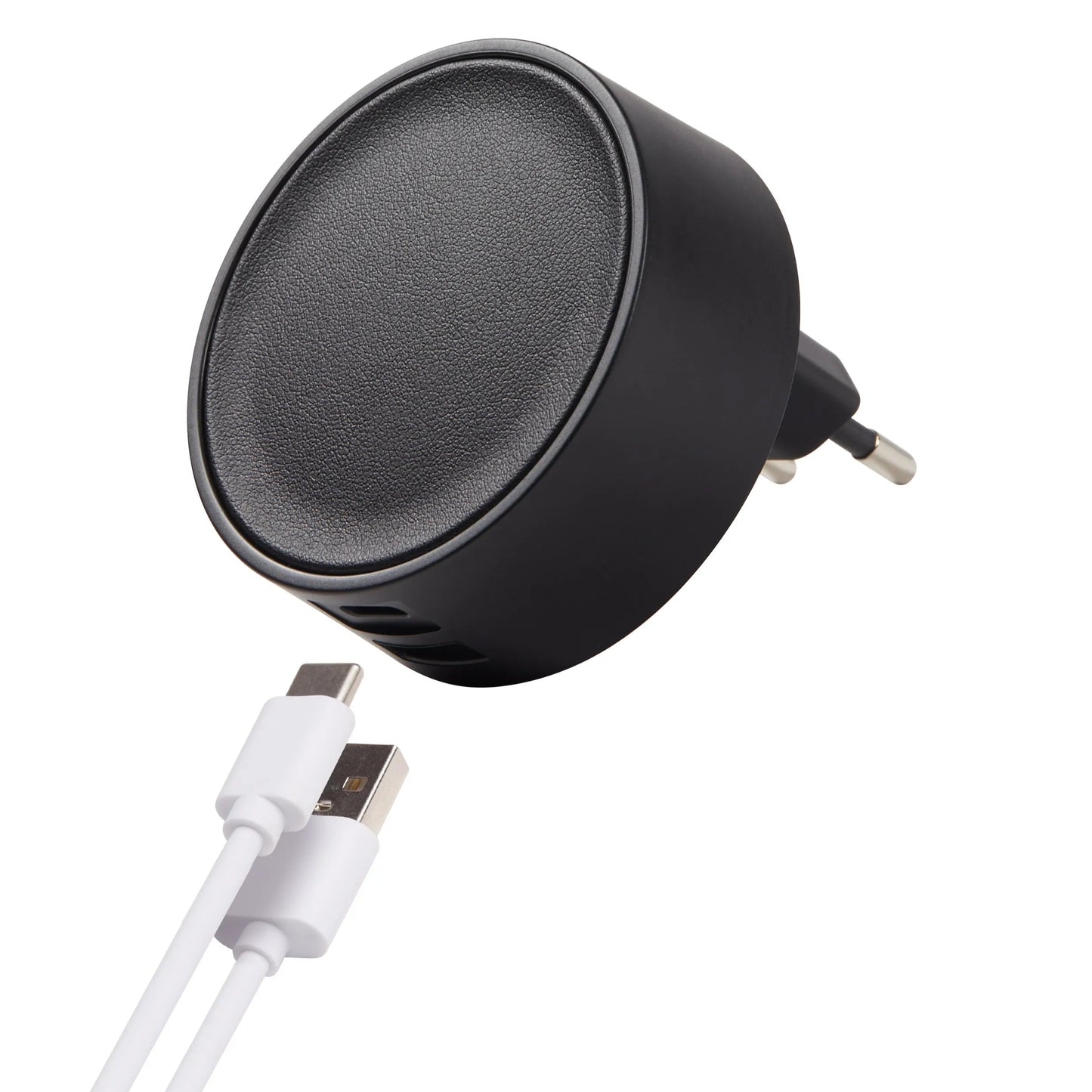 Chargeur secteur international couleur noire – présenté en situation d’utilisation avec deux câbles