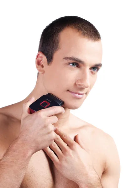 Rasoir Lanaform noir et rouge – mise en situation d’un homme l’utilisant