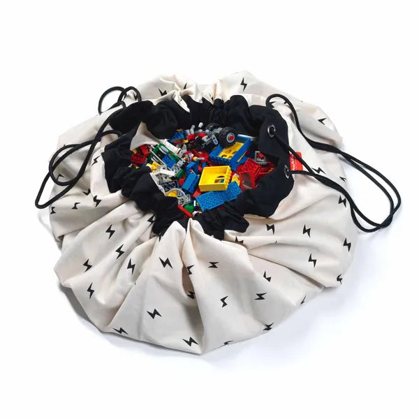 Sac de rangement et tapis de jeu Play and Go – motif éclairs verseau du motif circuit de voiture - vue du sac de rangement contenant des briques LEGO