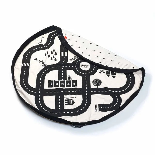 Sac de rangement et tapis de jeu Play and Go – motif circuit de voitures – vue du tapis de jeu avec un coin plié laissant apparaître le verso et des éclairs