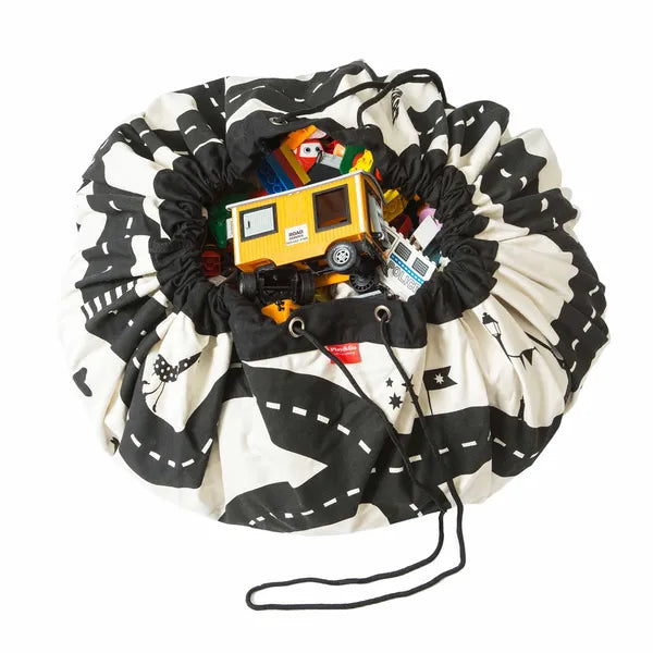Sac de rangement et tapis de jeu Play and Go – motif circuit de voiture - vue du sac de rangement contenant des voitures