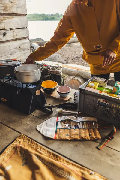 Sac à épices ou couverts de Roadtyping motif wild and free - Mise en situation : une personne cuisine dans un camping