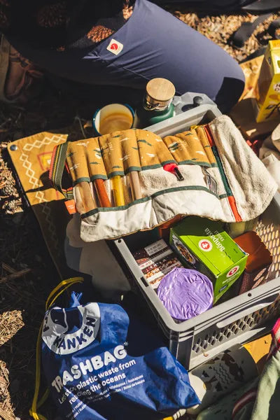 Sac à épices ou à couverts Roadtyping motif Wild and Free – mise en situation : posé sur une caisse de vivres alimentaires, vue déroulée avec les tubes à épices