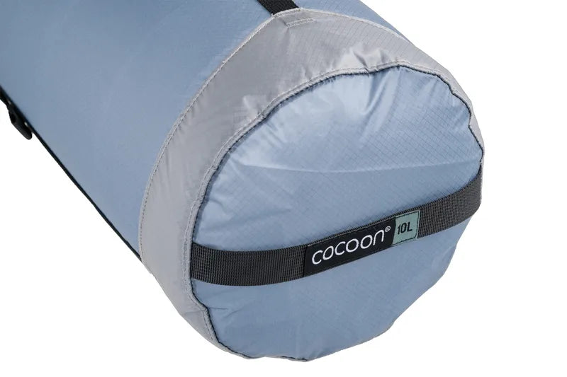 Sac de compression ultraléger – sac 10 L - Vue d'un côté du sac avec inscription Cocoon 10L