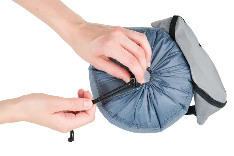 Sac de compression ultraléger – mise en situation avec deux mains en train de fermer le sac.