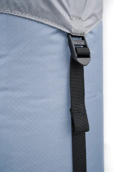 Sac de compression ultraléger – Gros plan sur la lanière permettant de compresser le sac